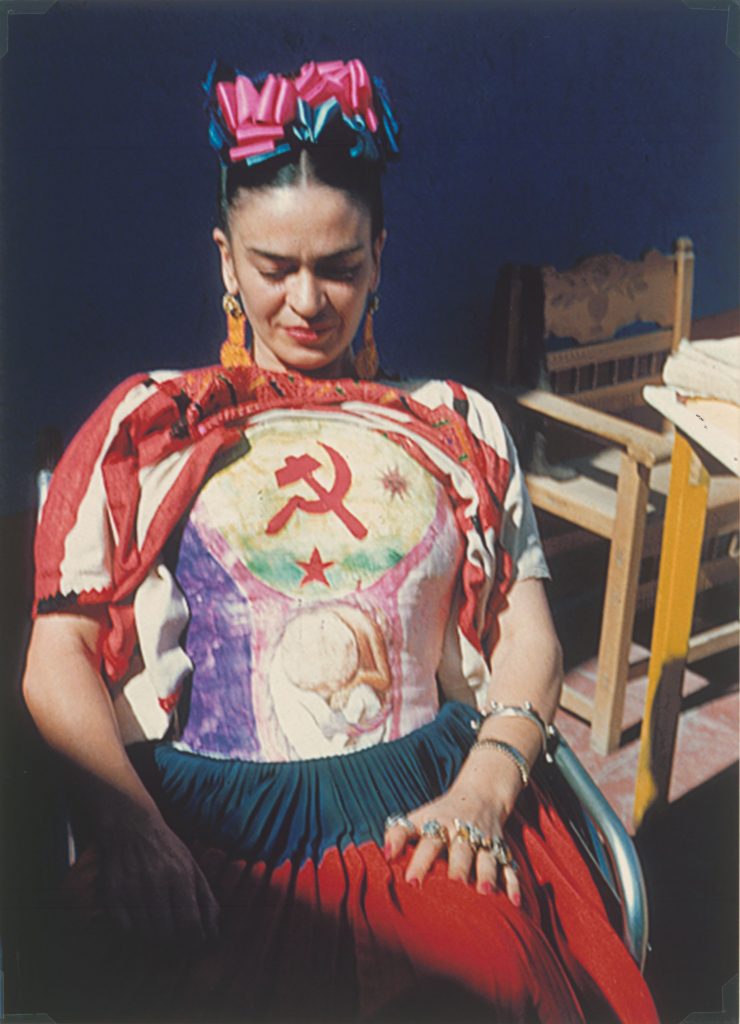 Frida Kahlo, en Corset de plâtre peint à la main, photo de Florence Arquin