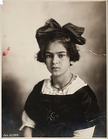 Photo prise par Guillermo Kahlo de sa fille en Juin 1919