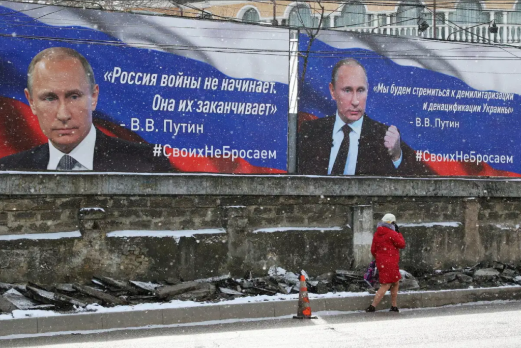 Panneaux de propagande, “La Russie ne commence pas les guerres, la Russie y met fin”, ”Nous voulons la démilitarisation et la dénazification de l’Ukraine”, photo de Alexey Pavlishak, agence Reuters, mars 2022 