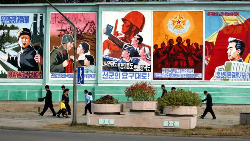 Affiches de propagande à Pyongyang (Corée du Nord), photo de Reinhard Krause, agence Reuters, octobre 2005