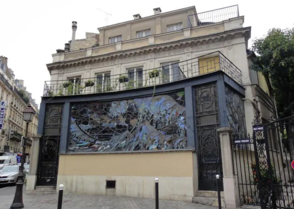 Bâtiment rue Frochot à Paris, vitrail d'inspiration Hokusai 